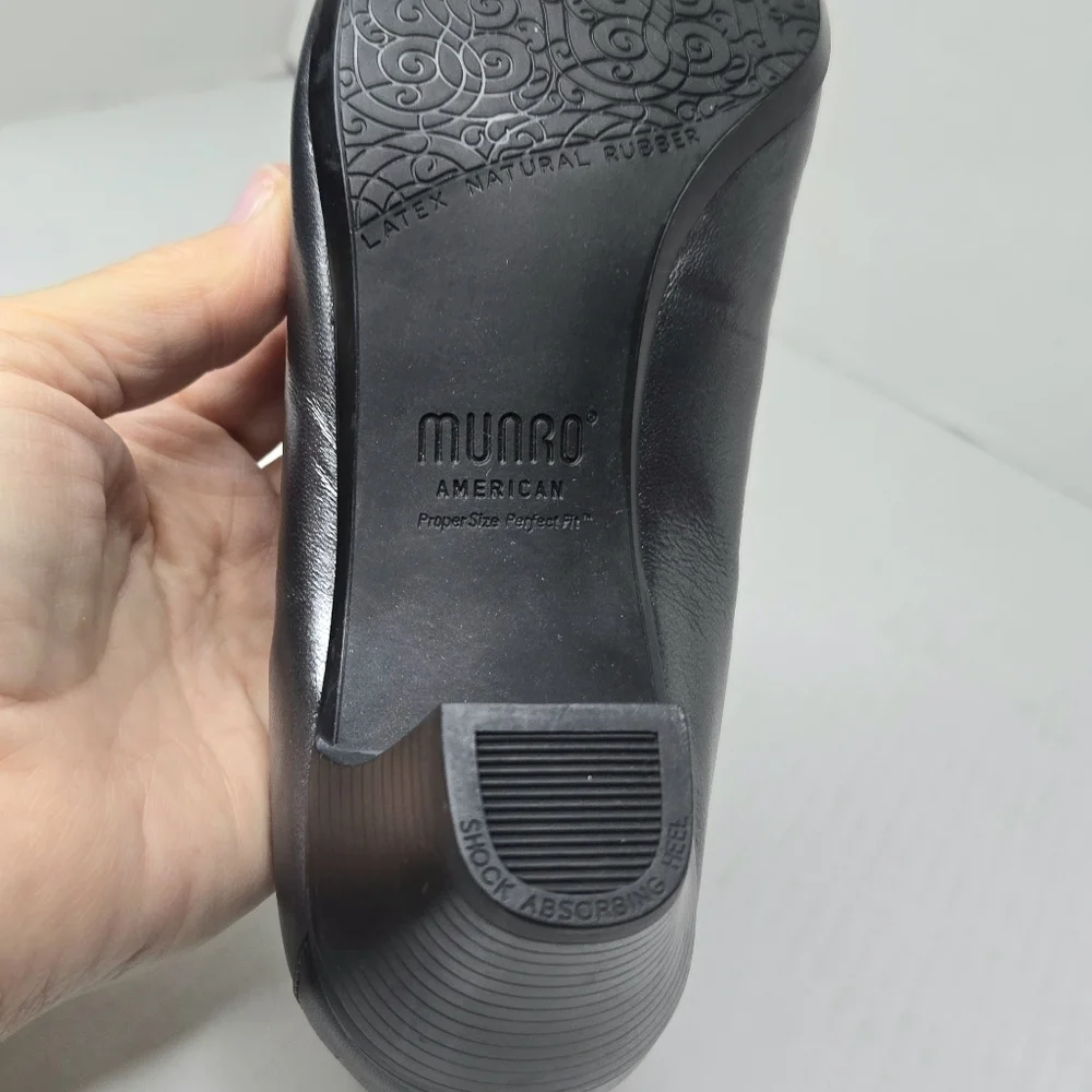 Munro American Leather Pumps. Gray/black. 6.5 W
